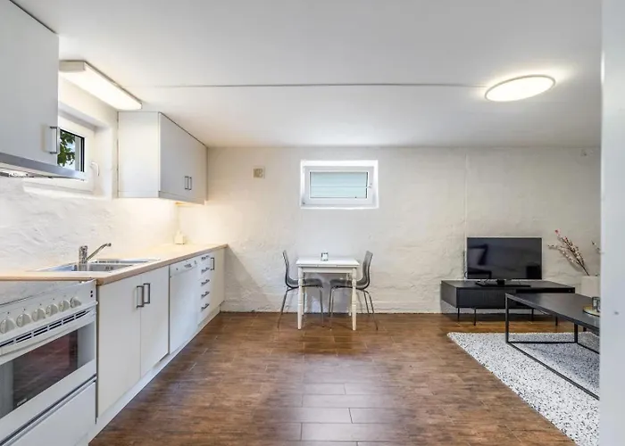 Valand 10 Min Walk From Center דירה *